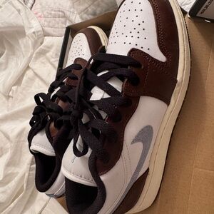 NIKE Air Jordan 1 Low SE Big Kids' Shoes (FQ8156-142, White/Black/Sail/Blue Grey